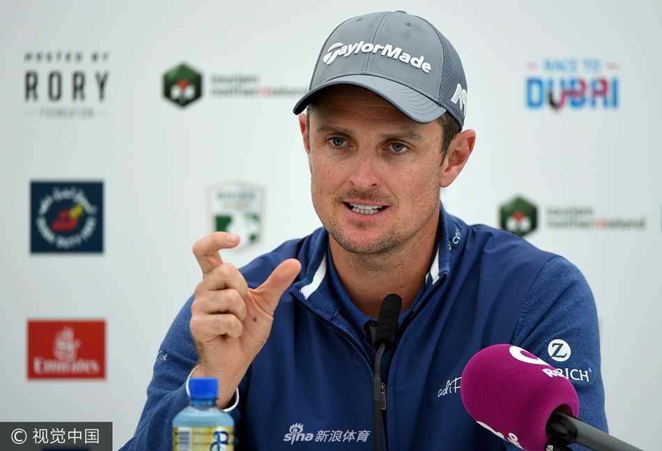 贾斯汀·罗斯在记者会现场露出标志性微笑，阳光洒在他肩头，自信气场扑面而来