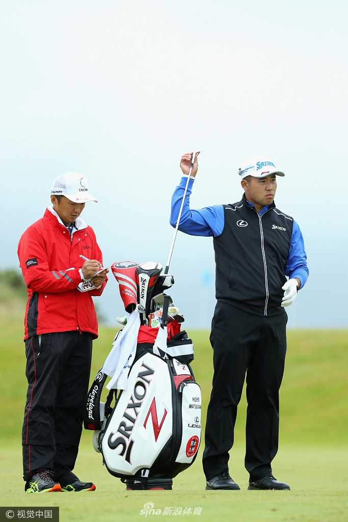 利普斯基与尤莱在果岭上弯腰推杆，身影倒映在如镜的草皮上，构成一幅几何美学画面