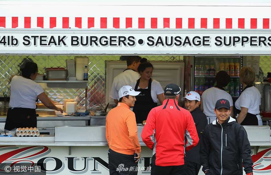 肖恩·劳瑞深陷长草困境，正奋力挥杆救球，肌肉线条紧绷，展现不屈斗志