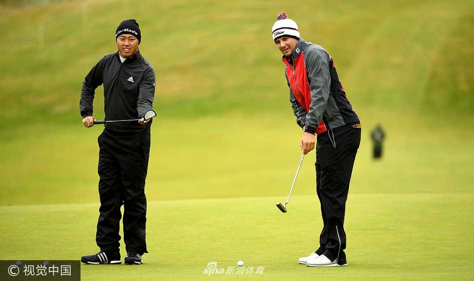 松山英树与麦克罗伊并肩而行，边走边谈，午后阳光将他们身影拉长，友谊与竞争并存