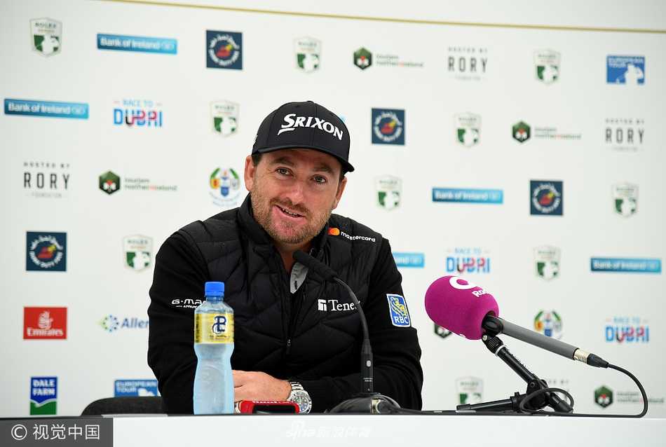 麦克道尔认真回答记者提问，手势坚定，眼神中闪烁着对主场作战的深切期盼