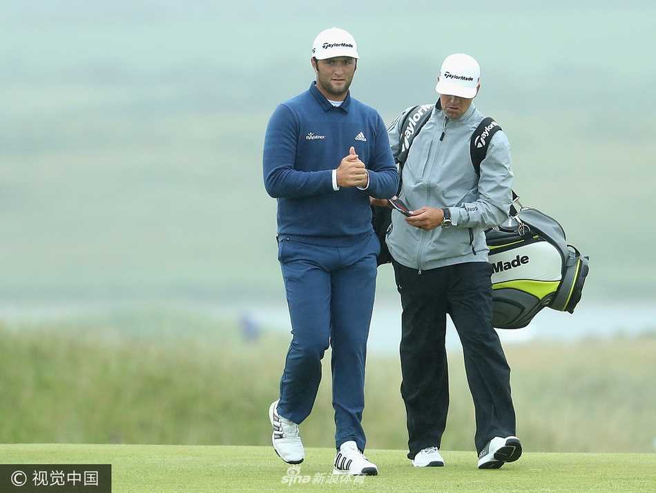 西班牙新星拉姆完成一记漂亮的击球后，仰望小球飞行轨迹，充满期待与力量