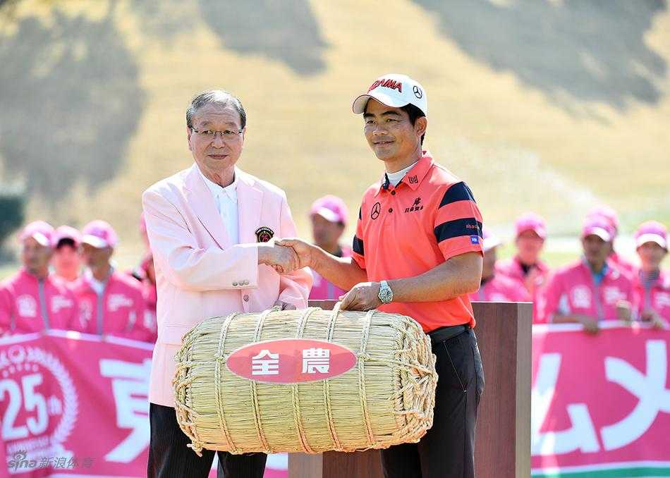 梁文冲在比赛中从容挥杆，白色的高尔夫球在绿茵场上空划出优美弧线。