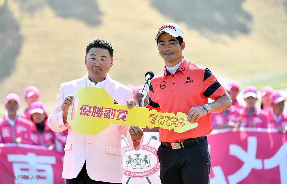 梁文冲与赛事奖杯的荣耀合影，脸上洋溢着胜利的喜悦。