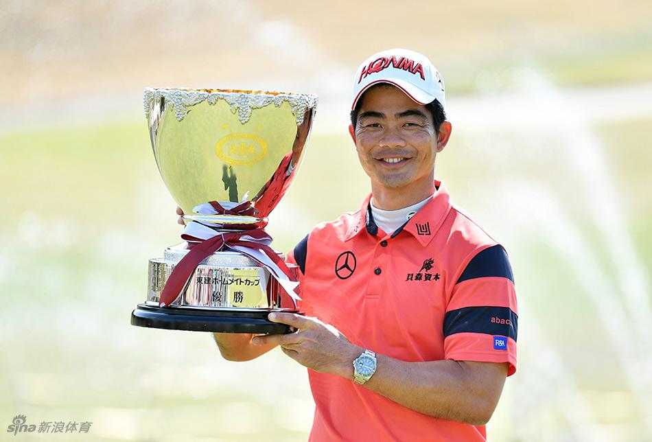 梁文冲在绿草如茵的球道上观察球路，神情专注而坚定。