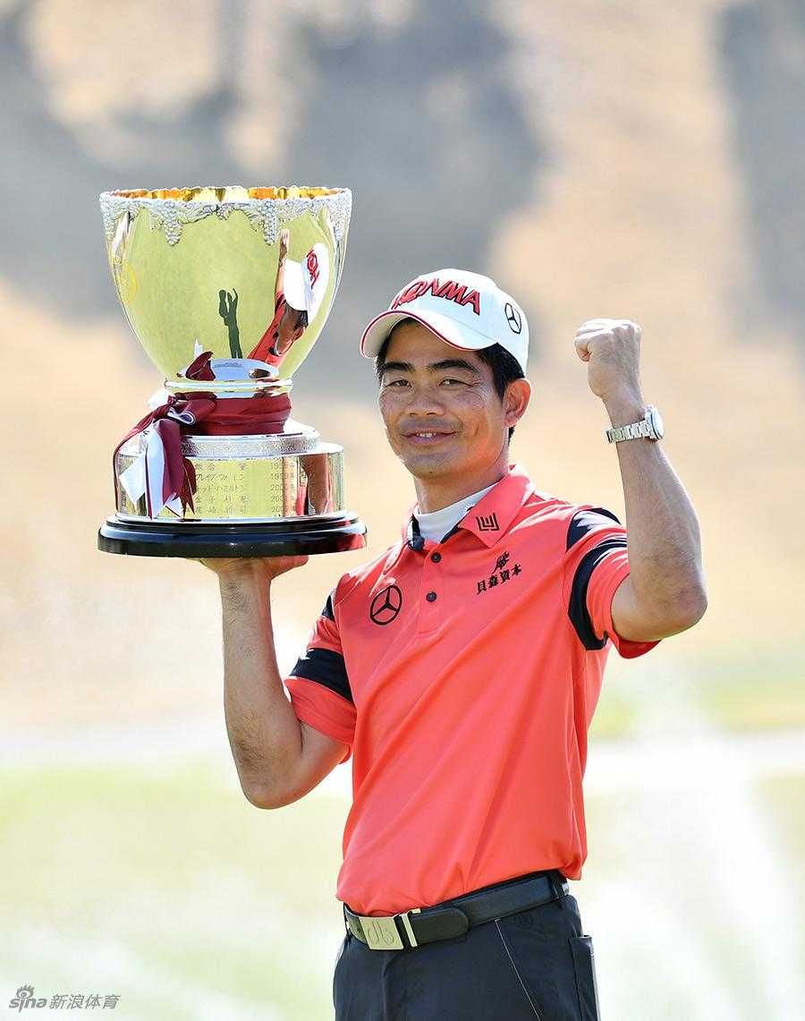 冠军梁文冲向现场观众挥手致意，分享夺冠的喜悦与荣光。