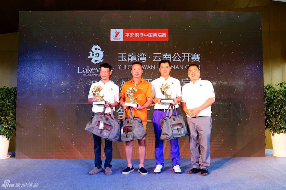 平安银行中国美巡赛赛事执行总监顾凯森先生为午宴冠军组合颁发奖杯，笑容满面。