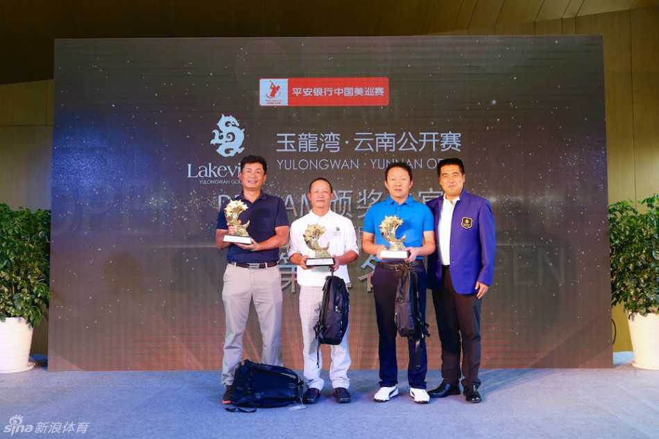 中高聚龙体育产业有限公司执行董事欧阳文向午宴亚军得主表示祝贺并颁发奖杯。