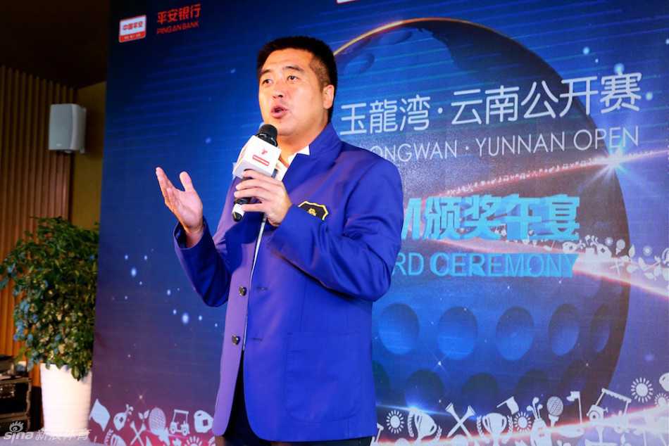 昆明玉龙湾高尔夫球会总经理龚磊先生在晚宴上为季军组合颁发精致奖杯。