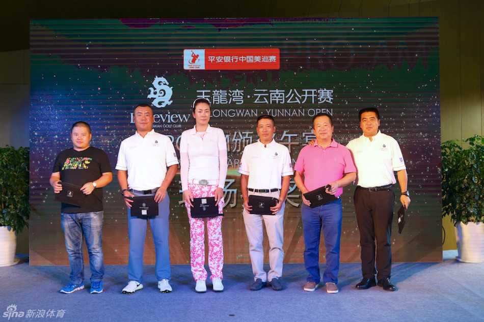 平安银行总行办公室副总经理林轼先生向晚宴亚军获奖者颁发奖牌并表示祝贺。