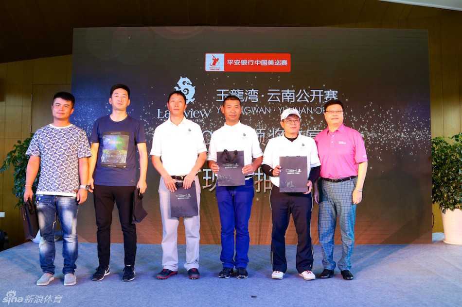 晚宴上，云南省高尔夫球协会主席江巴吉才先生亲自为晚宴冠军颁发荣誉奖杯。