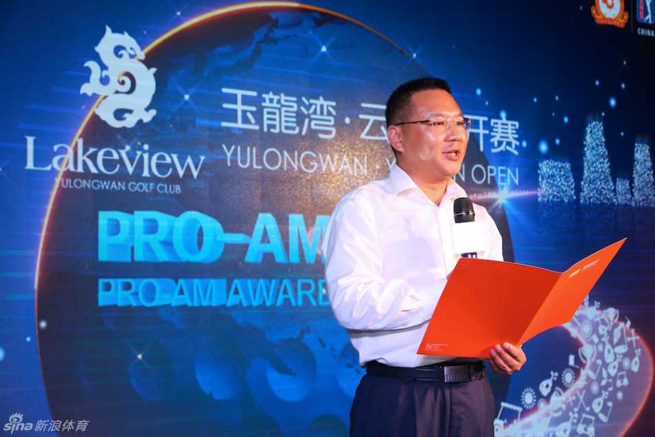 晚宴抽奖环节，幸运获奖者从嘉宾手中接过奖品，现场气氛热烈而欢快。