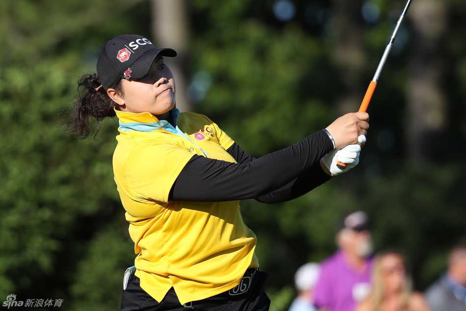 阿瑞雅于长草中观察果岭形势，冷静计算最佳进攻策略