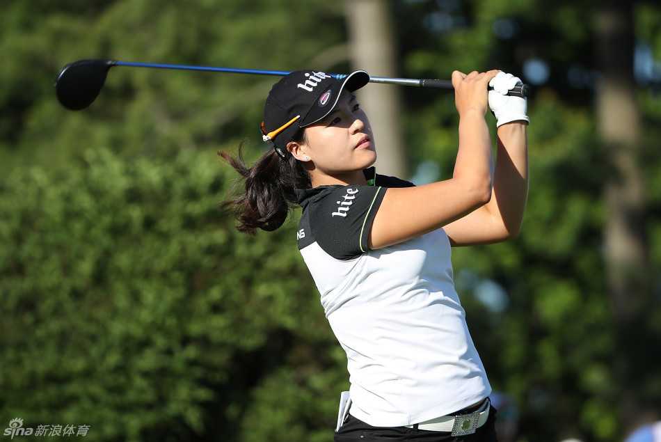 韩国名将田仁智优雅挥杆，身姿与绿茵场和谐相融