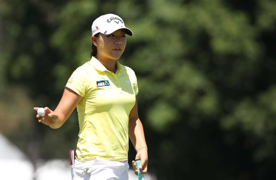 世界第一高宝璟在果岭上沉稳推杆，王者气度尽显