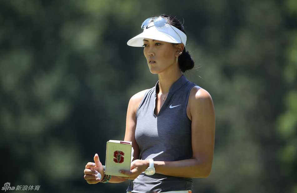 哈莉赫尔完成一次完美挥杆后潇洒收杆，动作流畅充满力量感