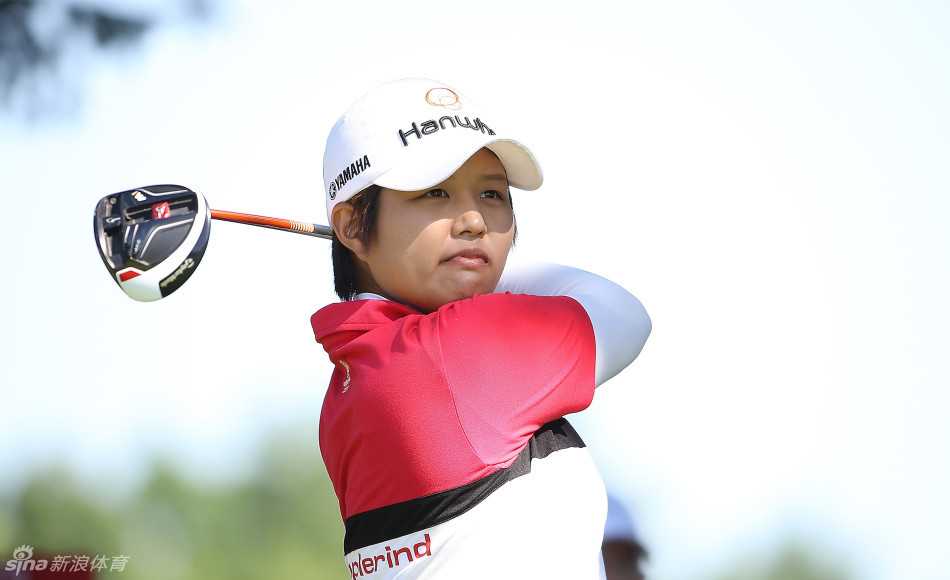 野村敏京在开球后眺望球路，脸上洋溢着自信从容的微笑