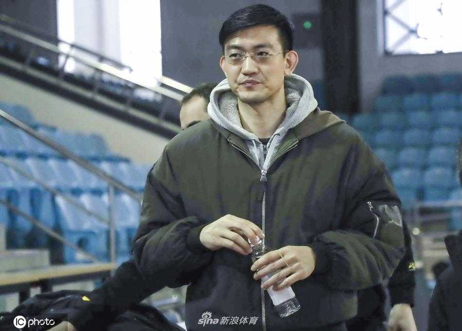 王博临危受命执教浙江广厦 少帅从助教到最佳教练的蝶变之路 王博在场边首次以主教练身份亮相,眼神专注而坚定,西装笔挺地注视着场上的球员动向