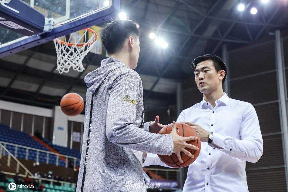 王博临危受命执教浙江广厦 少帅从助教到最佳教练的蝶变之路 暂停时刻王博手持战术板蹲在地上给球员画战术,球员们围成一圈认真聆听这位新主帅的部署