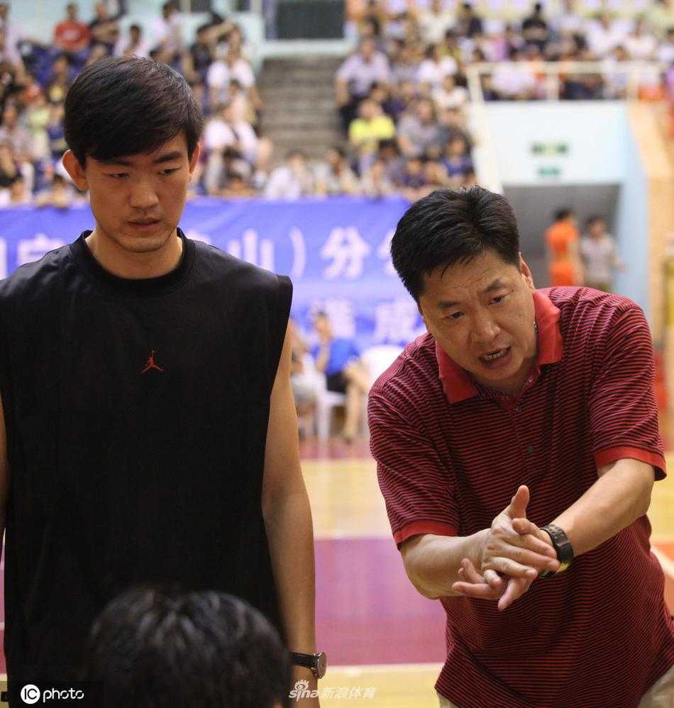 王博临危受命执教浙江广厦 少帅从助教到最佳教练的蝶变之路 王博在比赛中情绪激动地向场上队员呼喊指导,手势有力,传递着必须赢球的坚定信念