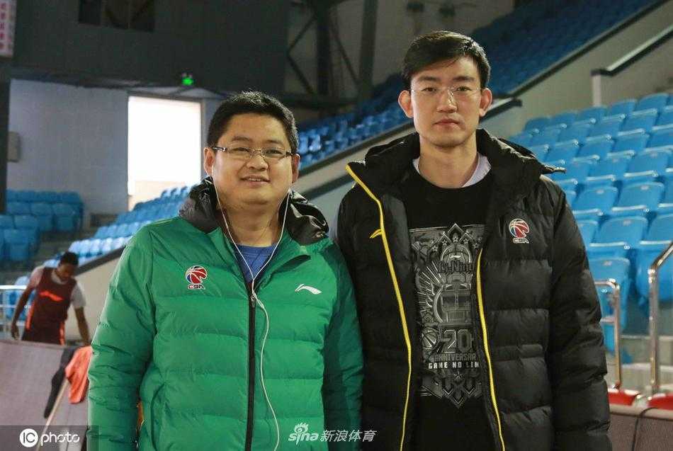 王博临危受命执教浙江广厦 少帅从助教到最佳教练的蝶变之路 王博在比赛中与裁判沟通,面带微笑但态度坚决,背后是广厦替补席球员们紧张观战的身影