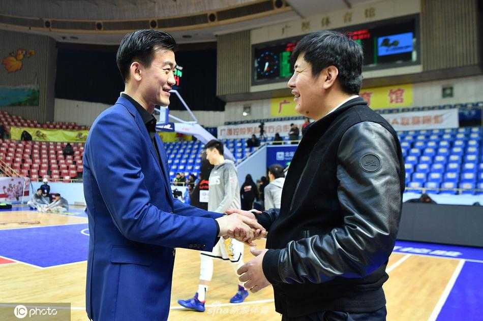 王博临危受命执教浙江广厦 少帅从助教到最佳教练的蝶变之路 王博在新闻发布会上神情严肃地分析比赛得失,面前摆放着麦克风和记录本,展现出职业教练的专注