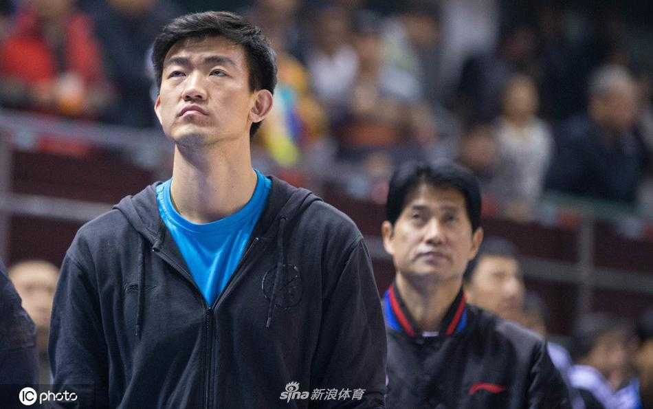 王博临危受命执教浙江广厦 少帅从助教到最佳教练的蝶变之路 王博在场边双手插兜面带微笑注视着比赛,神情放松中带着自信,身后的广厦球迷挥舞着助威旗帜