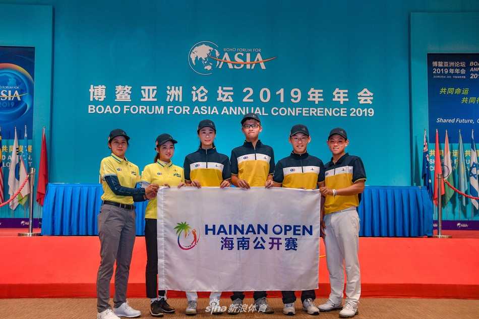 博鳌亚洲论坛高尔夫球会开阔的绿茵球道，与远方的现代化会议中心建筑遥相呼应，运动精神与论坛智慧在此刻交织