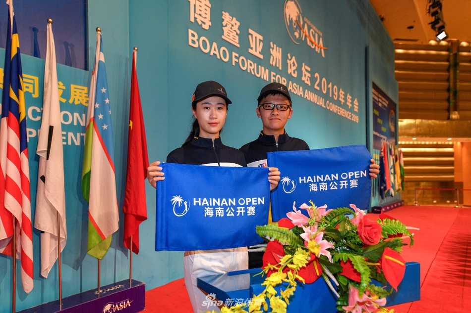 球员在练习果岭上专注推杆，身后是沐浴在热带阳光下的棕榈树，静谧中蕴含着比赛前的紧张与期待