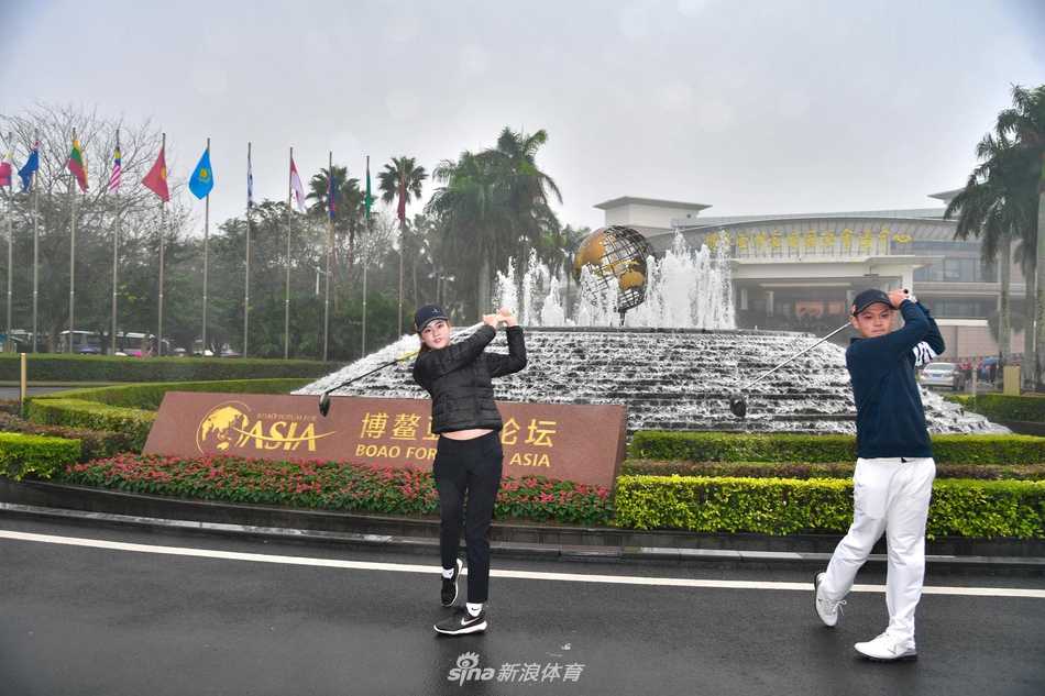 沙坑挑战：一位女球员沉着应对果岭旁的沙坑球，飞扬的沙粒定格了力量与技巧的瞬间