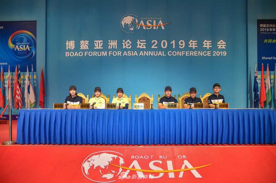 蓝天白云下，选手优雅完成一号木开球，白色小球在空中划出一道奔向远方的完美弧线