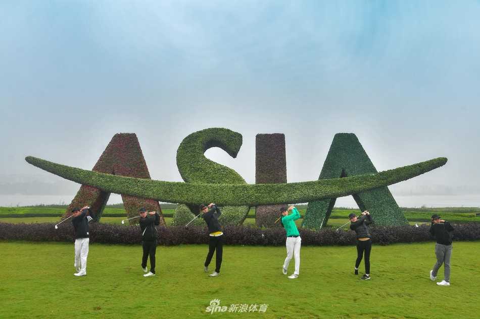 赛事工作人员在碧水环绕的景观旁进行筹备工作，确保了这场高端赛事在如画风景中流畅运行