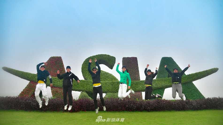 博鳌亚洲论坛高尔夫球会标志性的全景，广阔的水域、起伏的球道与宏伟的建筑共同构成一幅令人心旷神怡的画卷