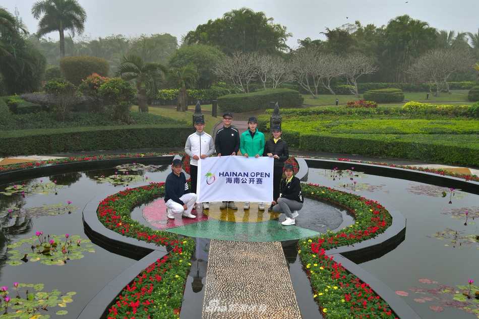 球道蜿蜒穿过热带园林，选手正在审慎评估攻果岭的路线，展现了高尔夫运动与自然景观的完美融合