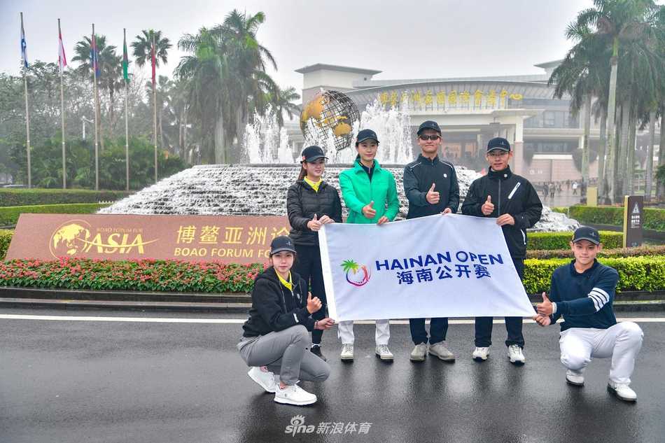 夕阳西下，球员与球童并肩走在如茵的球道上，长长的影子映衬出比赛之余的宁静与协作之情