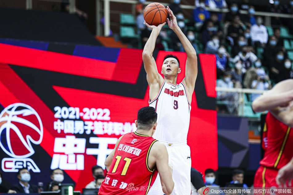 易建联在主场如潮的欢呼声中沉稳持球，目光如炬，宣告自己历经伤病后正式重返CBA赛场