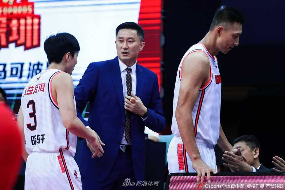 面对深圳队内线沈梓捷的严防，易建联强行突破抛投，展现出昔日MVP在篮下的绝对统治力