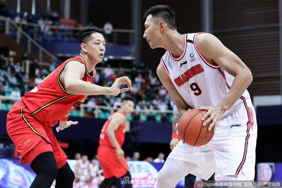 广东队后卫赵睿在深圳队多人包夹防守下奋力突破，他全场比赛贡献了全队最高的9次助攻