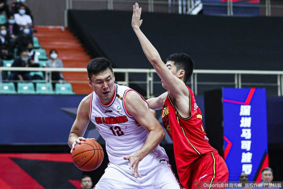 广东队内线悍将曾繁日奋力跃起拼抢篮板球，面对深圳队员的围堵展现出强硬的身体对抗姿态