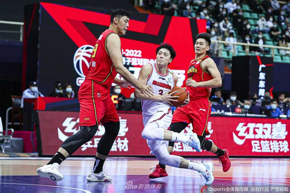 广东队主帅杜锋在场边拉住深圳队中锋沈梓捷，神情专注地对其刚才的防守动作进行现场指导