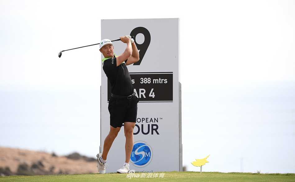 李昊桐完成一记漂亮的收杆动作，身体姿态平衡而优雅，仿佛与身后开阔的球场和远山融为一体。