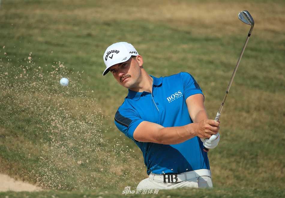 李昊桐在练习沙坑中演示高超的救球技巧，沙粒飞扬瞬间凝聚力量与技巧之美。