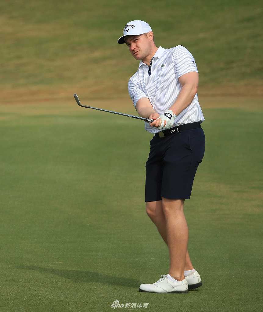 李昊桐露出自信微笑直面镜头，手中球杆与身后装备齐整，展现出职业球员最佳的精神风貌与赛前准备。