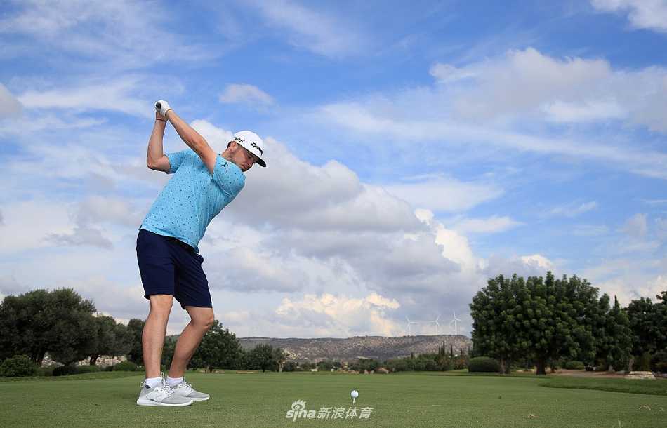 李昊桐漫步于球场之中，身影在午后阳光下被拉长，展现出征战旅途上一份独行的思考与坚定。