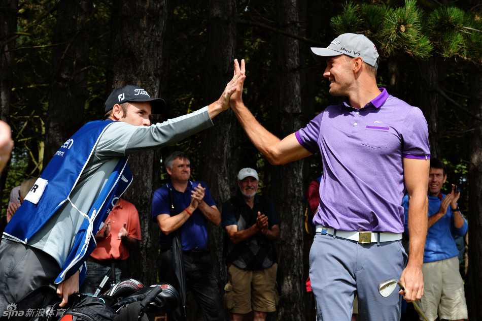 基弗与球童兴奋击掌庆祝精彩好球