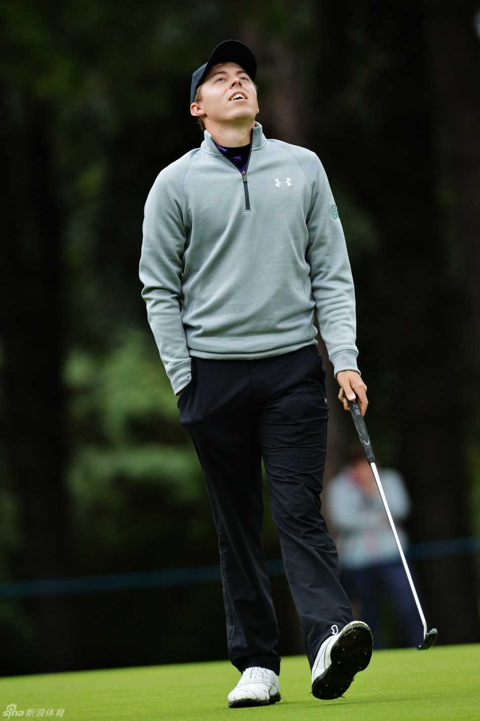 伍德赛后面带微笑与对手握手展现运动家风范