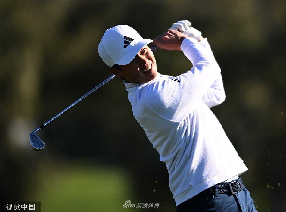 罗斯与赛事工作人员一同展示冠军支票，他的目光中充满了成就感和对未来的期许。