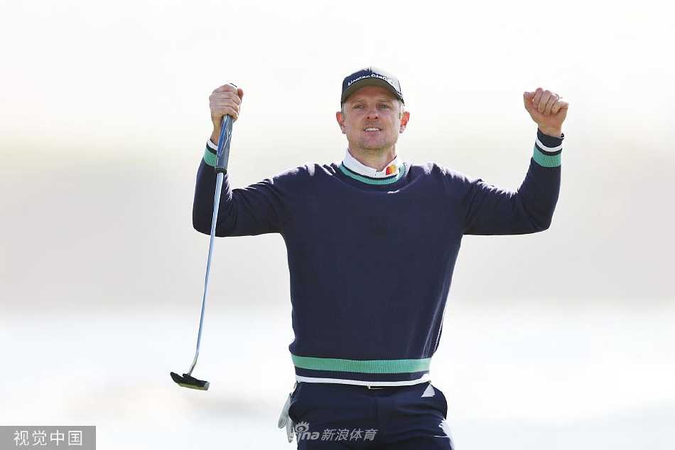 罗斯在决赛轮中专注地进行长草救球，身体姿态优雅而稳定，展现出世界级球手扎实的基本功。