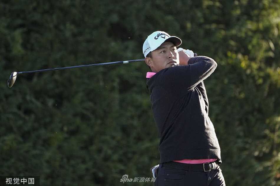 罗斯在赛后新闻发布会手扶冠军奖杯，向媒体讲述自己夺冠的心路历程，神情放松而满足。