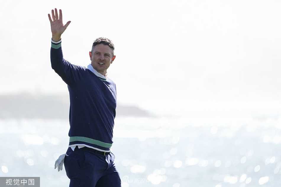 夕阳余晖洒在圆石滩波澜壮阔的海岸线上，罗斯的背影与球场、大海融为一体，定格下这个充满故事性的冠军周末。